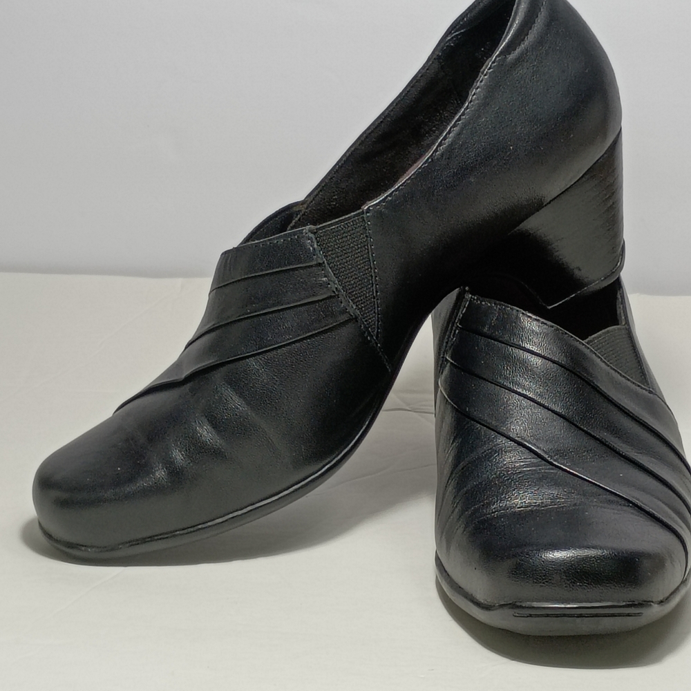 Clarks Everyday Sugar Spice 2" Heeled Loafers Size 8.5A Blk Leathers Slip Ons